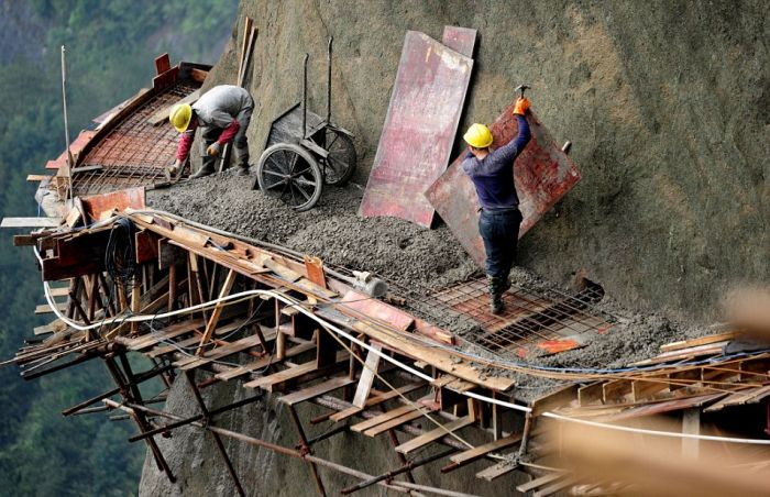 Опасная работа китайских строителей (12 фото)