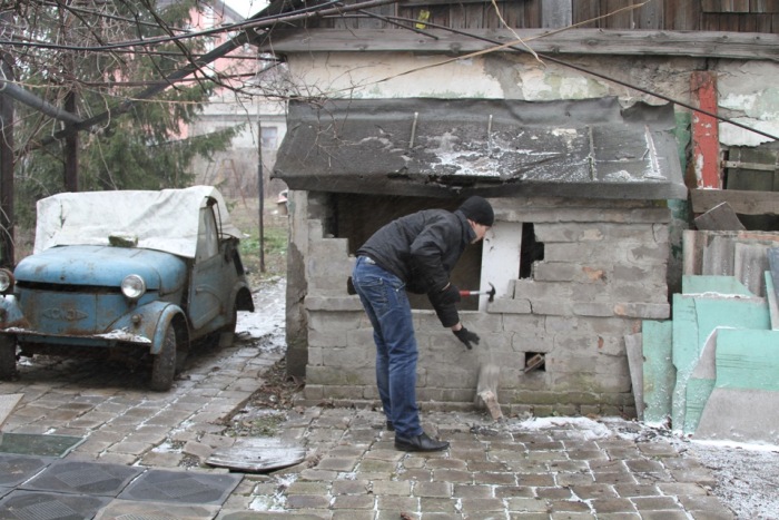 В Донецке автомобиль Toyota Mark II более 20 лет оставался замурованным (20 фото )