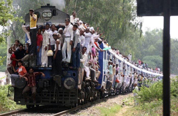 Экстремальная поездка: на железной дороге в Индии (34 фото)