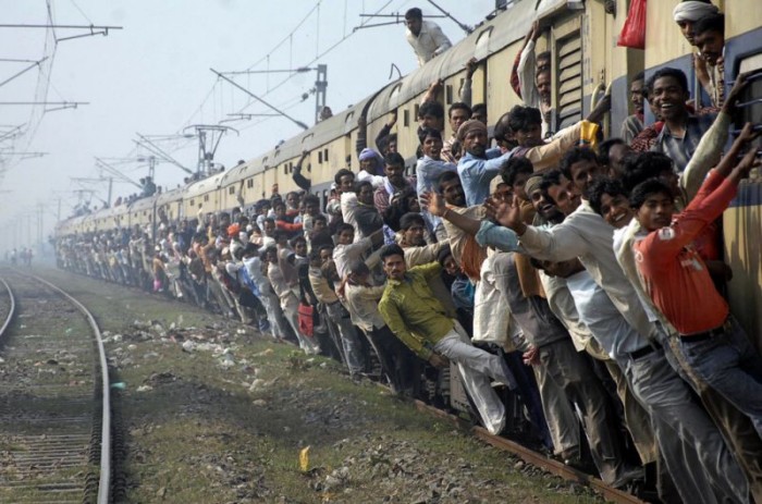 Экстремальная поездка: на железной дороге в Индии (34 фото)