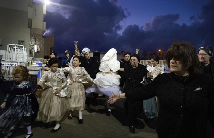 Размашистая ультраортодоксальная иудейская свадьба (24 фото)