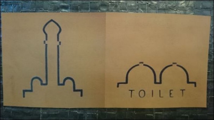 Креативные таблички на дверях туалетов из разных стран (21 фото)