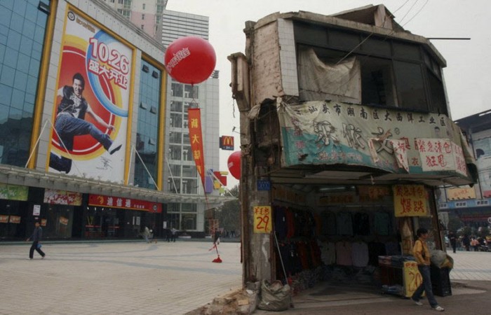 Дома в Китае, ставшие на пути строителей (21 фото)