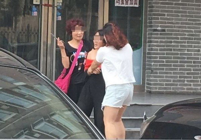 Две дамочки поймали любовницу и искромсали ее одежду и волосы ножницами (7 фото)