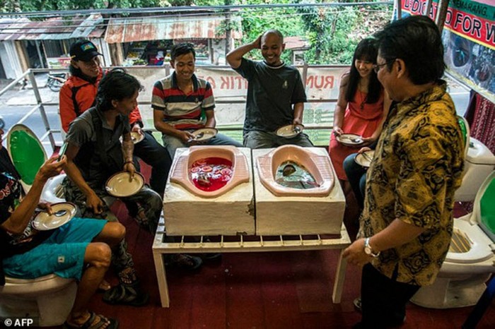 В индонезийском ресторане подают лапшу из туалетов типа «сортир» (15 фото)
