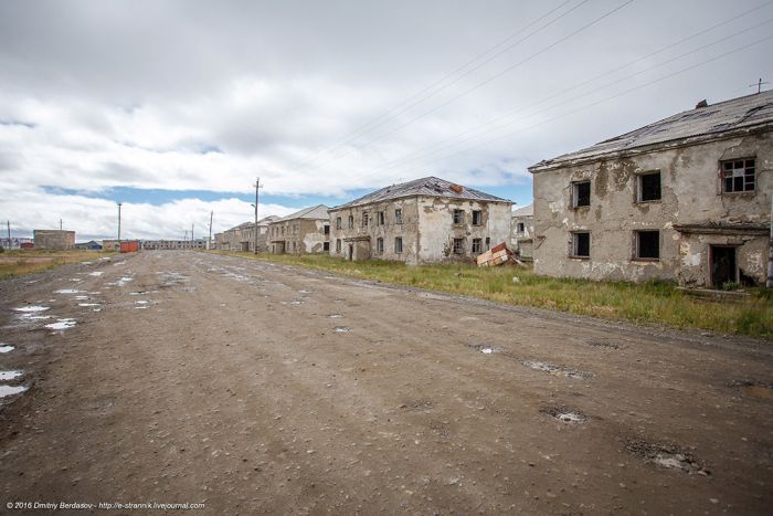 Типичный заброшенный поселок на Чукотке (41 фото)