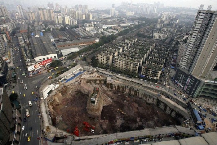Китайские домовладельцы, отказавшиеся сдавать свой дом под снос (21 фото)