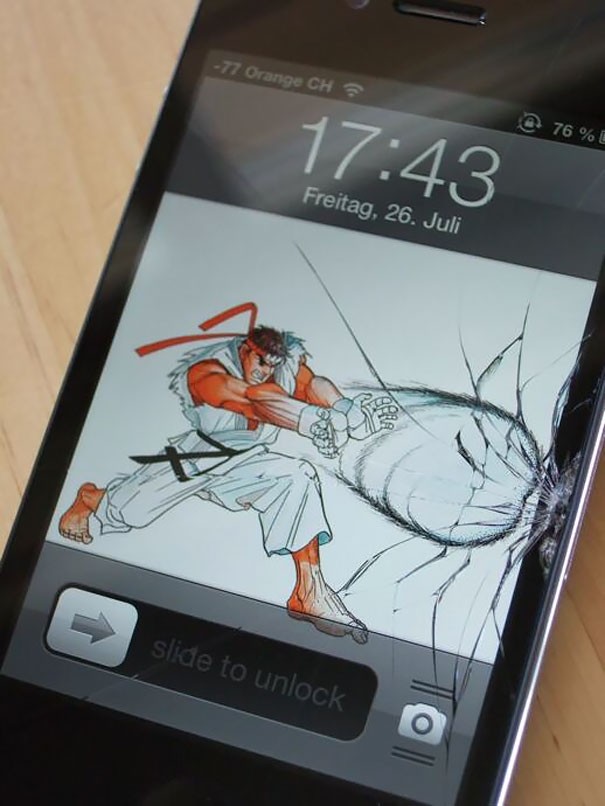 Креативные люди, доказавшие, что разбитый экран телефона это не проблема (13 фото)
