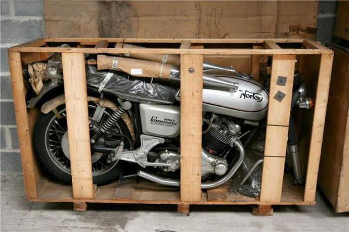 В Бельгии обнаружили 12 законсервированных мотоциклов 70-х годов (16 фото)