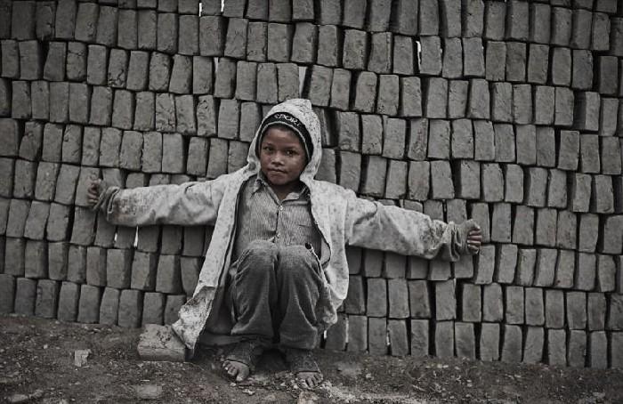 Непальские дети вкалывают на кирпичных заводах, чтобы заработать на пропитание (23 фото)