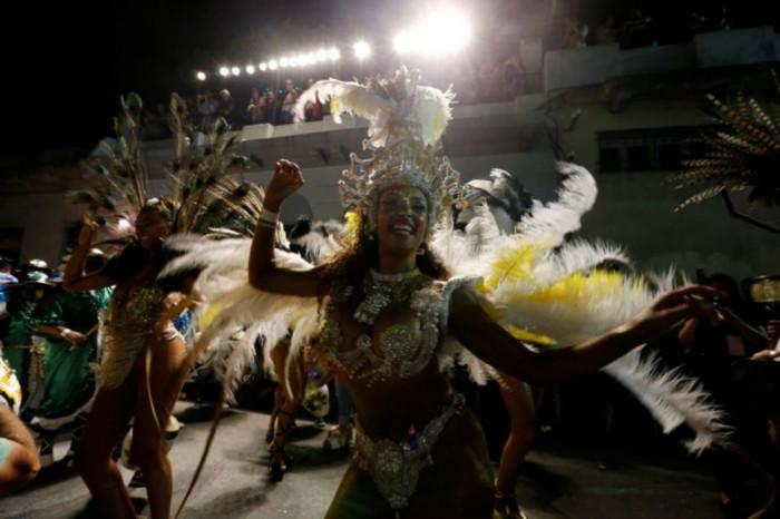 Загорелые уругвайские барышни открыли сезон карнавалов в Латинской Америке (17 фото)