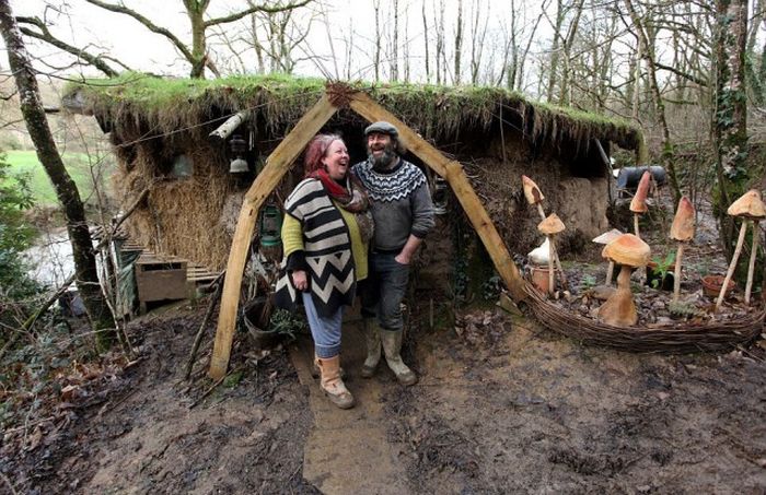 В Великобритании супружескую пару выселяют из экологичного дома в лесу (16 фото)