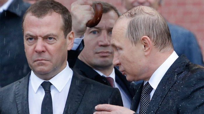 Злой Медведев и Путин под дождем (15 скриншотов)
